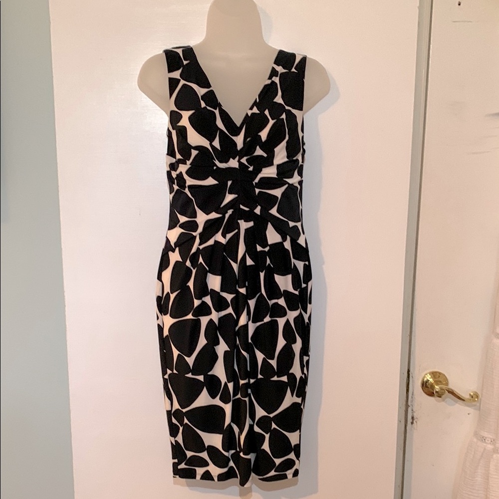 Black and White Sleeveless V-Neck Sheath Dress